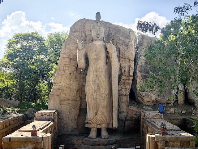 奧卡那大佛 Avukana Buddha Statue